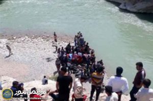 mediumthumb 300x198 - 3 ساعت دلهره 9 نوجوان در میان آب‌ خروشان رودخانه خنجیر